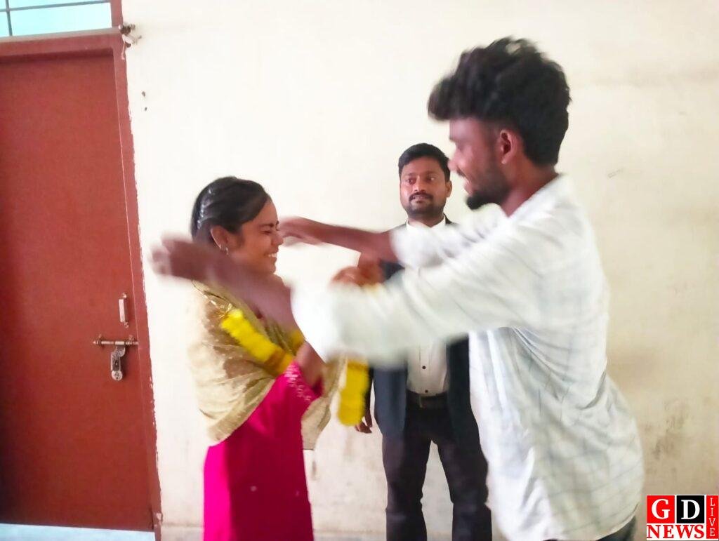 दो दंपतियों का विवाद सुलझा, पति-पत्नी ने एक-दूसरे को माला पहनाकर साथ रहने का किया वादा। 14 img 20250912 wa00252803095618015087460