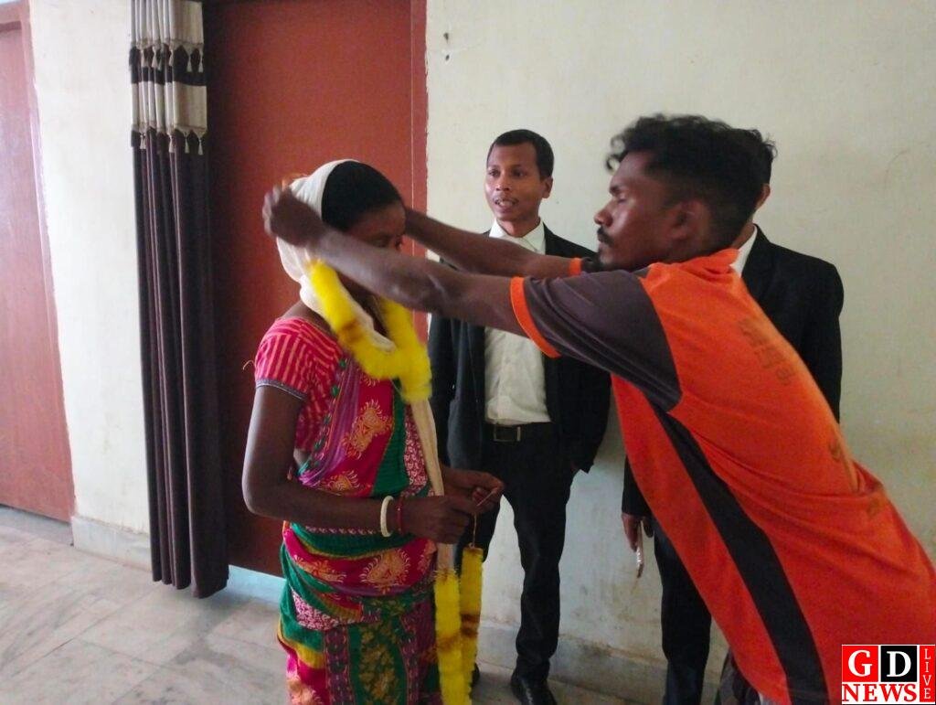 दो दंपतियों का विवाद सुलझा, पति-पत्नी ने एक-दूसरे को माला पहनाकर साथ रहने का किया वादा। 13 img 20250912 wa00264011724675867610146