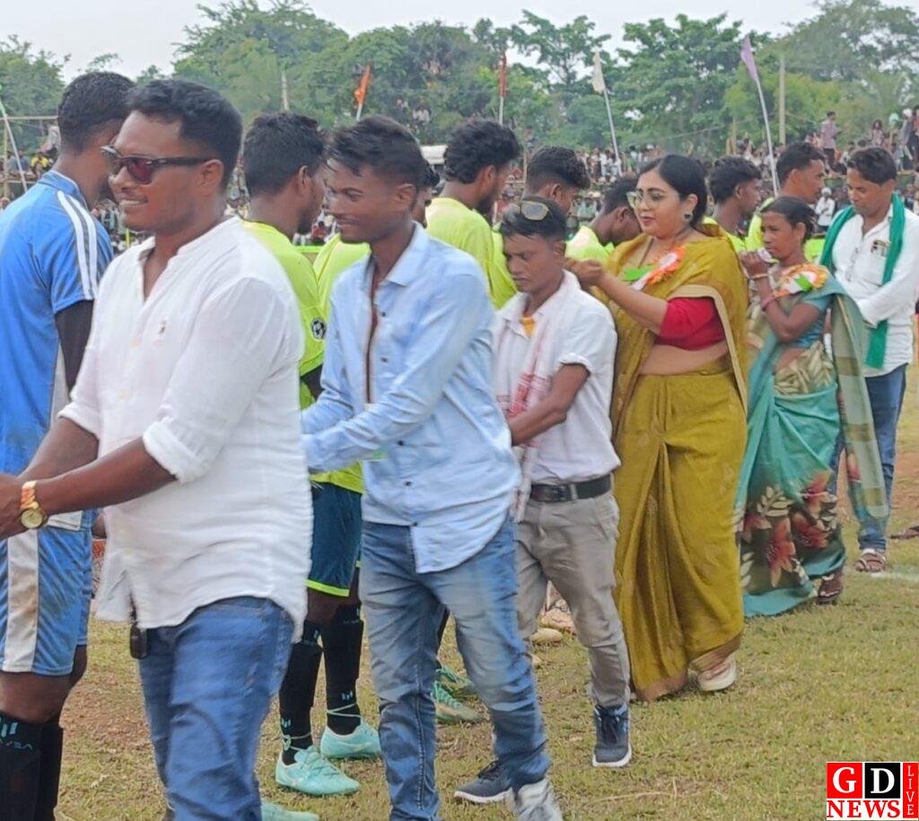 उपासना मरांडी ने खाक्सा में युवाओं को खेलों के लिए किया प्रोत्साहित, रामपुर बिरभूम टीम बनी फुटबॉल चैंपियन 13 img 20250912 wa00405228676624002653253