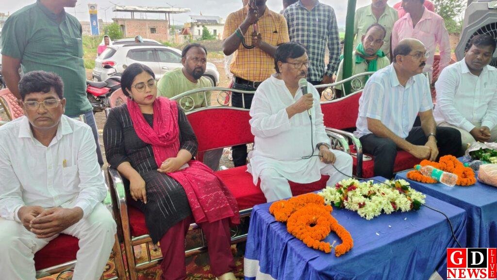 विधायक ने किया लगभग दो दर्जन पीसीसी सड़कों का शिलान्यास, कहा – क्षेत्र का विकास मेरी पहली प्राथमिकता 13 img 20250914 wa00187764420922257382752