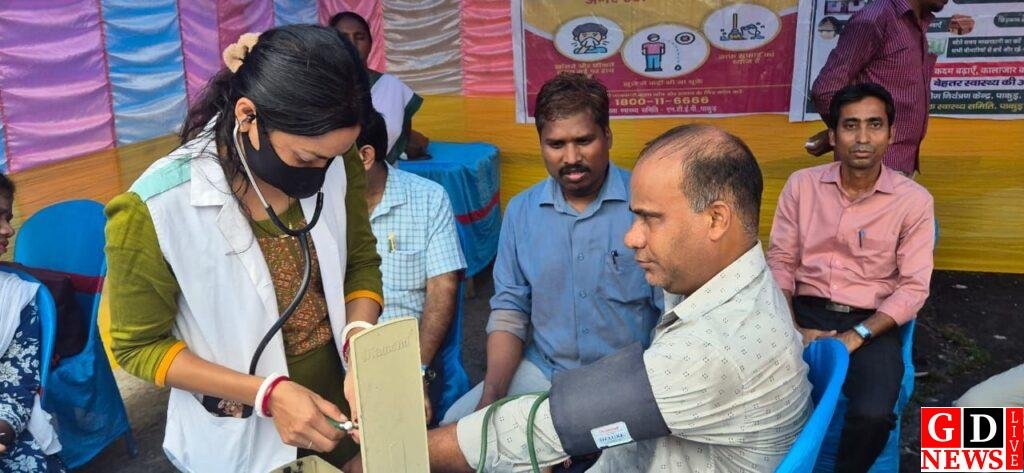 समाहरणालय परिसर में सजी सेहत की पाठशाला, अधिकारियों-कर्मियों ने कराया स्वास्थ्य परीक्षण। 13 img 20250914 wa00447799576320001046563