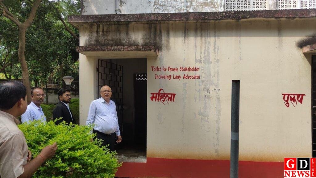 व्यवहार न्यायालय परिसर में महिलाओं के लिए पहल, अब शौचालय में ₹5 में मिलेगा सेनेटरी पैड, मुफ़्त सुविधा भी। 13 img 20250918 wa0024532422779587750859