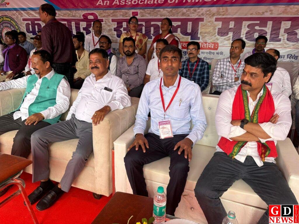 कर्मचारी संकल्प महासम्मेलन में उमड़ी हजारों कर्मचारियों की भीड़,24 जिलों से जत्थे में पहुंचे हुए थे कर्मचारी 14 img 20250920 wa02311082825269834201012