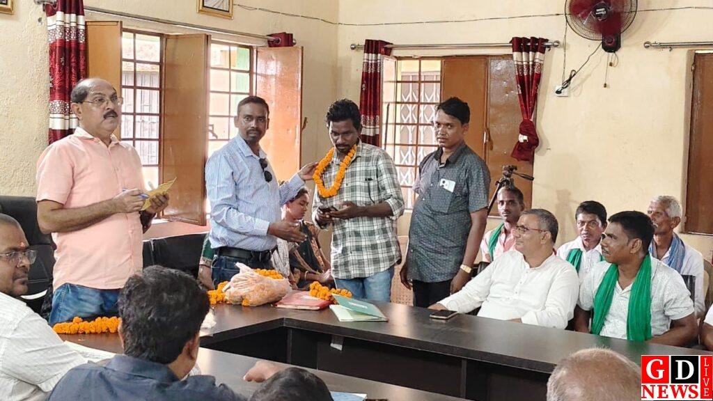 लिट्टीपाड़ा में झामुमो प्रखंड समिति की बैठक, युवा, महिला, अल्पसंख्यक और बुद्धिजीवी मोर्चा का गठन। 13 img 20250921 wa00165006314512748749658