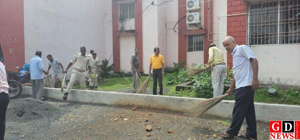 जिलेभर में चला स्वच्छता ही सेवा अभियान, अधिकारियों-कर्मचारियों संग आमजन ने किया श्रमदान। 15 img 20250925 wa00166766317906644773661