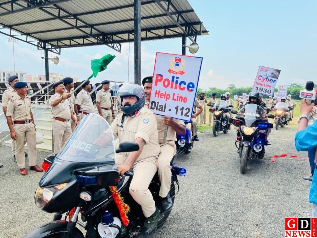 दुर्गा पूजा पर शांति बनाए रखने को एसपी के नेतृत्व में निकाली गई बाइक रैली। 13 img 20250926 wa00193492158869205803838