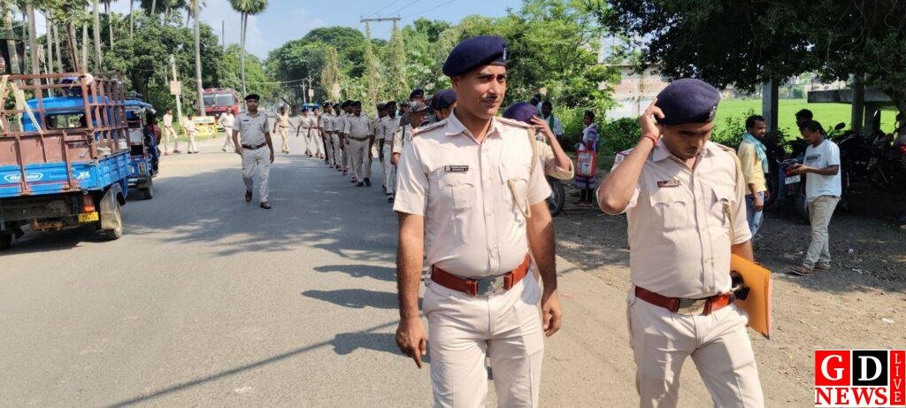 दुर्गापूजा को लेकर थाना प्रभारी के नेतृत्व में फ्लैग मार्च। 13 img 20250928 wa00233832633113687224392