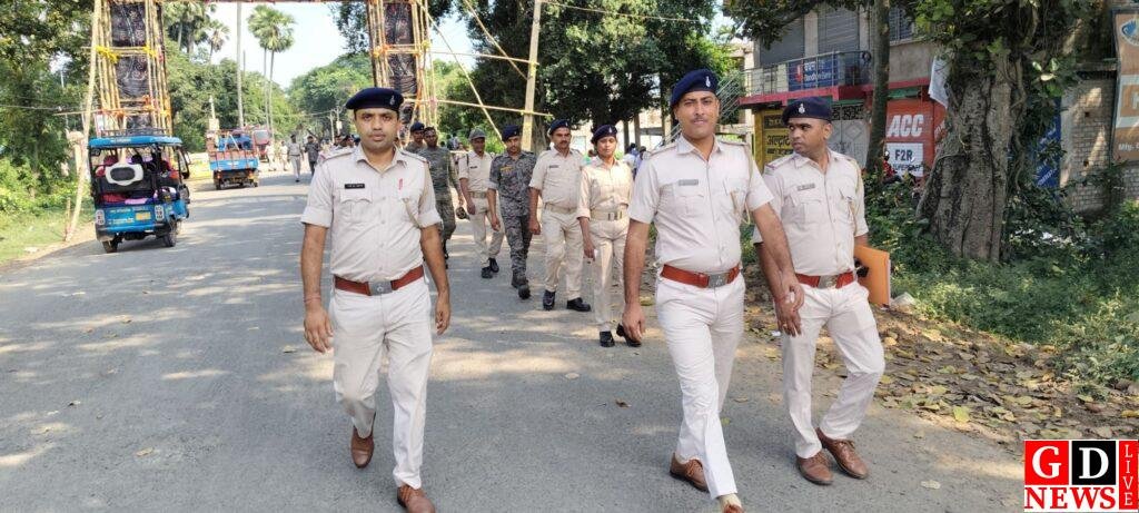 दुर्गापूजा को लेकर थाना प्रभारी के नेतृत्व में फ्लैग मार्च। 14 img 20250928 wa00261081871580450507645