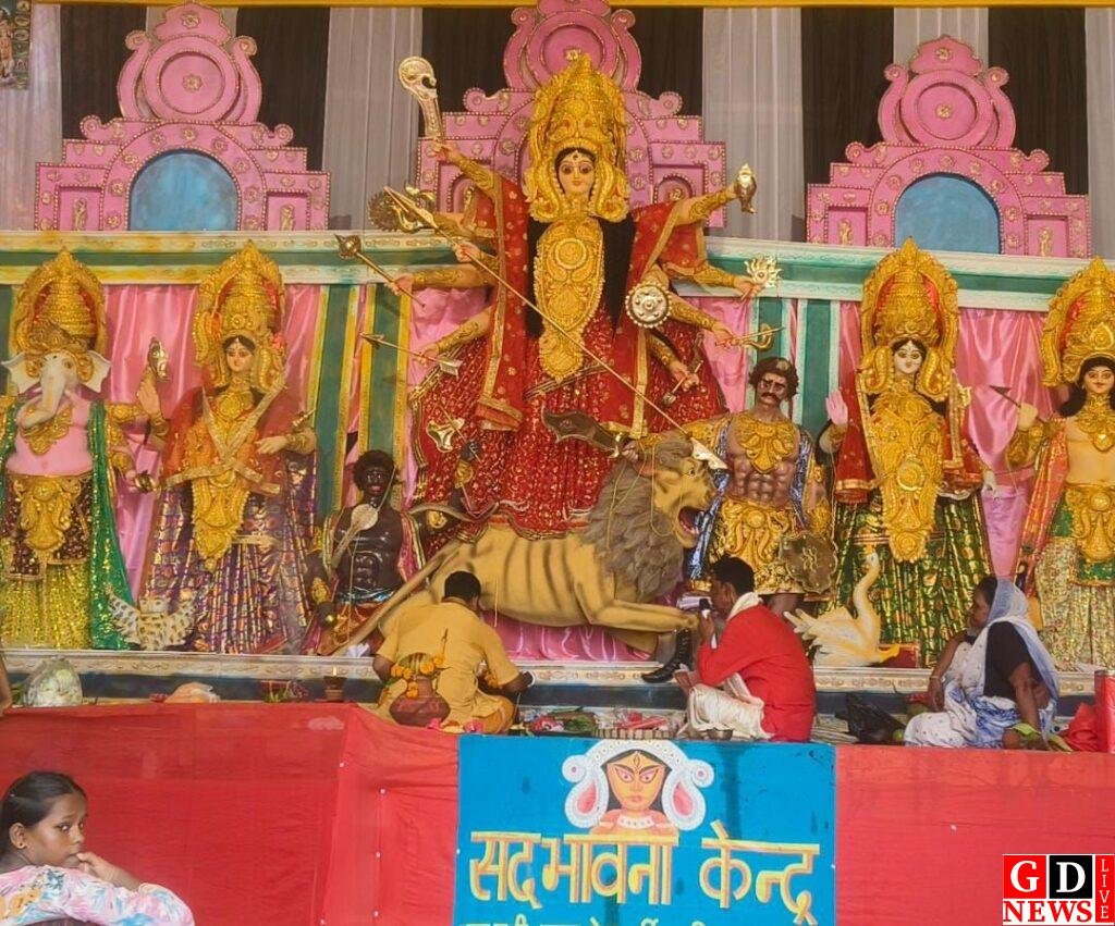 मां का पट खुलते ही उमड़े श्रद्धालु, भक्तिमय माहौल में डूबा पूरा जिला। 13 img 20250929 wa00041281270176527433307