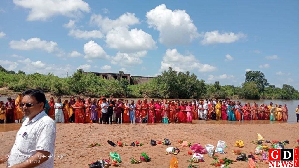 लावालौंग प्रखंड के रिमी पंचायत के ग्राम झरदाग में नवरात्रा की शत्मी दिन निकाली गई भव्य कलश यात्रा 13 img 20250929 wa00222659812913921325548