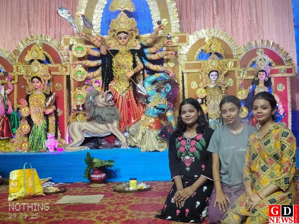 मां दुर्गा के दरबार में उमड़ा श्रद्धा का सैलाब, रोशनी और भक्ति से नहाया पूरा पाकुड़। 13 img 20250930 wa00197186196574521702800