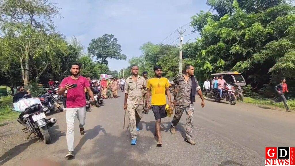 दादा के हाथ से छूटी मासूम की जिंदगी, हाईवा ने रौंद डाला, आक्रोशित ग्रामीणों ने सड़क जाम किया 13 vid 20250908 wa00044844603353656870596