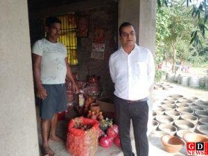 इस दिवाली जलाएं मिट्टी के दीए, छोड़ें चाइनीज चमक, स्थानीय रोजगार व पर्यावरण की रक्षा के लिए बीडीओ और सीओ की अपील। 12 IMG 20251017 WA0005