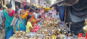 धनतेरस पर चमकी पाकुड़ की बाजारें — बर्तनों, प्रतिमाओं और दीयों की जबरदस्त खरीदारी, पुलिस रही मुस्तैद 1 IMG 20251018 WA0007