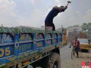 ओवरलोडिंग पर सख्त हुई पुलिस, चार ट्रैक्टरों से हटवाया अतिरिक्त पटरा व रॉड 12 IMG 20251023 WA0029