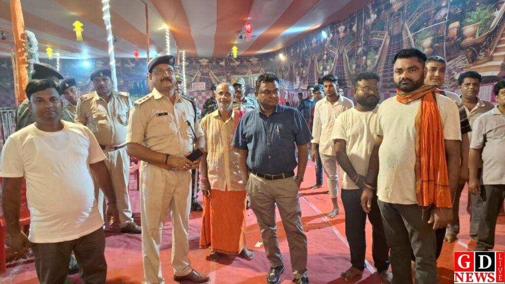 तारापुर दुर्गा पूजा पंडाल का एसडीओ-एसडीपीओ ने किया निरीक्षण, सुरक्षा को लेकर दिए सख्त निर्देश 13 img 20251001 wa00167708504429562696621