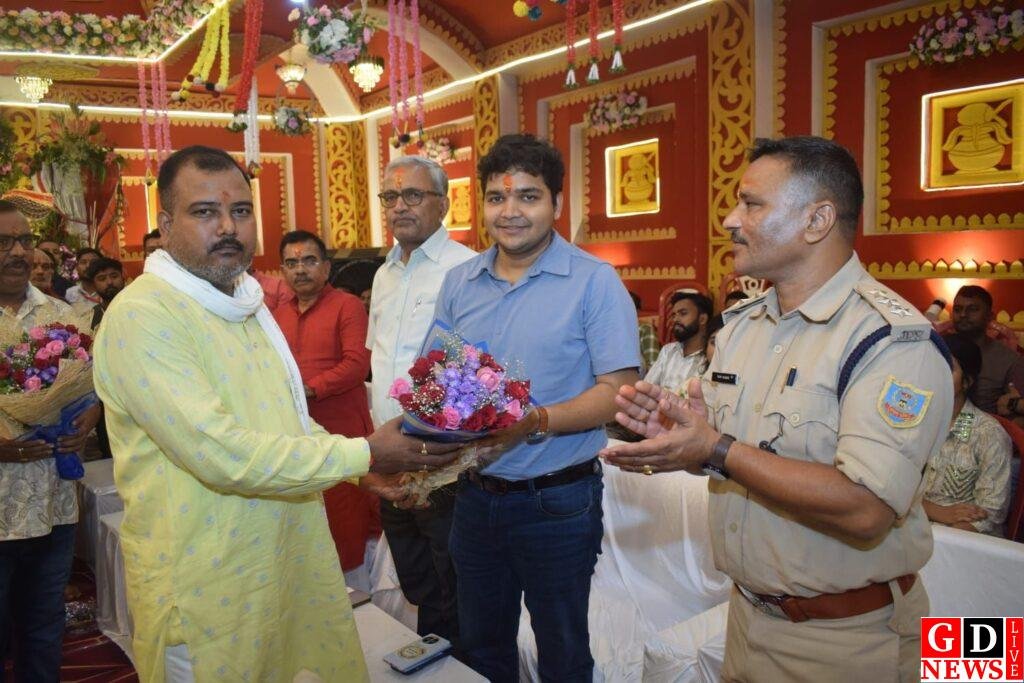 उपायुक्त ने अमड़ापाड़ा वैष्णवी दुर्गा मंदिर पंडाल का लिया जायजा, सुरक्षा व्यवस्था की समीक्षा। 13 img 20251001 wa00284513999388624578200