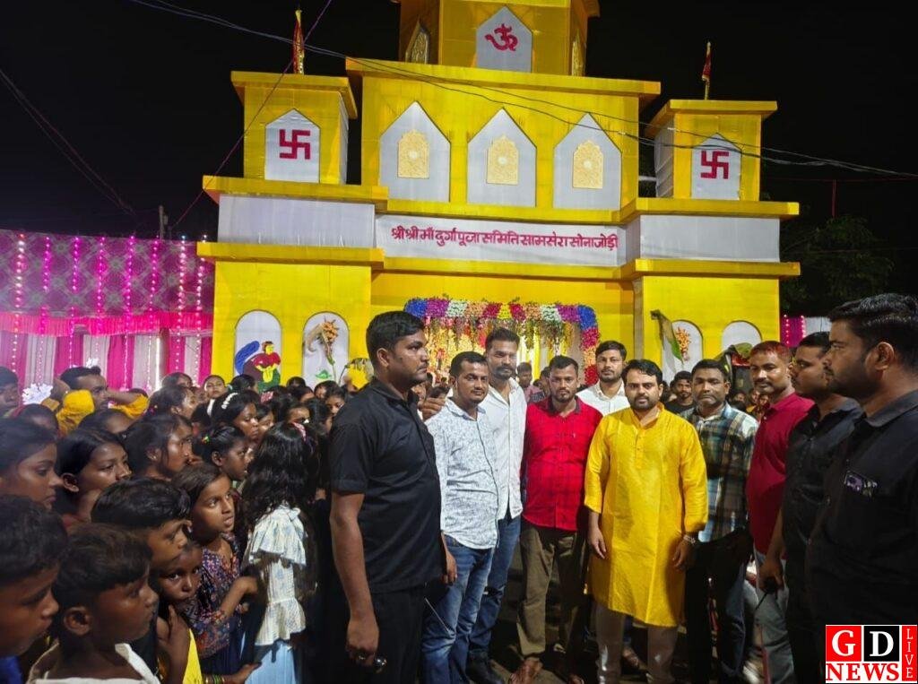 नवमी पर पंडालों में गूंजा भाईचारे का संदेश, बड़े भाई की अनुपस्थिति में छोटे भाई मजहर ने श्रद्धालुओं संग बांटी खुशियाँ। 13 img 20251002 wa00084384204281898293402
