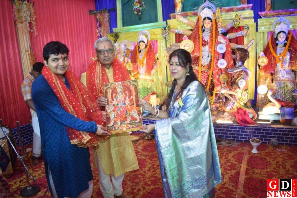 उपायुक्त मनीष कुमार ने पूजा पंडालों का किया निरीक्षण, श्रद्धालुओं को दिलाई ‘आदि कर्मयोगी शपथ’ 13 img 20251002 wa00105748946828254912905
