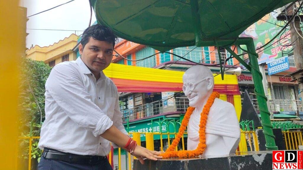 गांधी जयंती पर उपायुक्त ने महात्मा गांधी को दी भावभीनी श्रद्धांजलि, राष्ट्र निर्माण के आदर्शों को किया याद। 14 img 20251002 wa00135995370126658433430