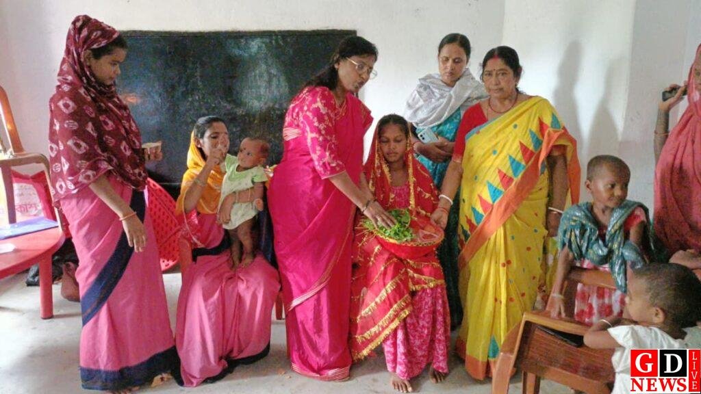 पोषण माह के तहत लखीपुर बाजोटोला आंगनबाड़ी केंद्र में गोद भराई और अन्न प्राशन कार्यक्रम। 14 img 20251002 wa0018911315055086479411