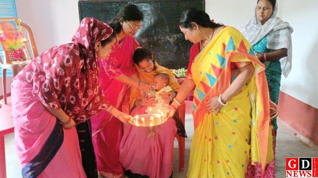 पोषण माह के तहत लखीपुर बाजोटोला आंगनबाड़ी केंद्र में गोद भराई और अन्न प्राशन कार्यक्रम। 13 img 20251002 wa00196795990755845207733