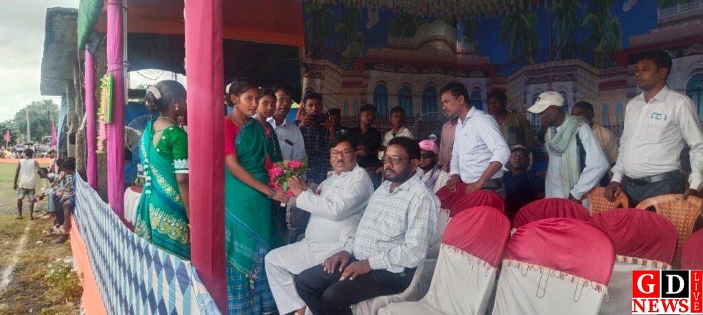 विधायक ने चाय चंपा क्लब खारूटोला के फुटबॉल टूर्नामेंट का किया उद्घाटन, विजेताओं को किया पुरस्कृत। 13 img 20251002 wa00284568259863587446778