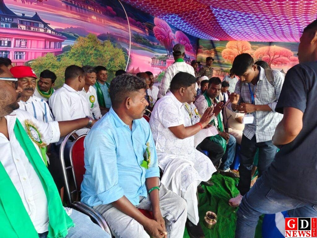 विधायक हेमलाल मुर्मू ने फुटबॉल को किक मारकर फाइनल मुकाबले का किया भव्य उद्घाटन, खेल भावना का दिया संदेश 13 img 20251002 wa0029594066187401945157