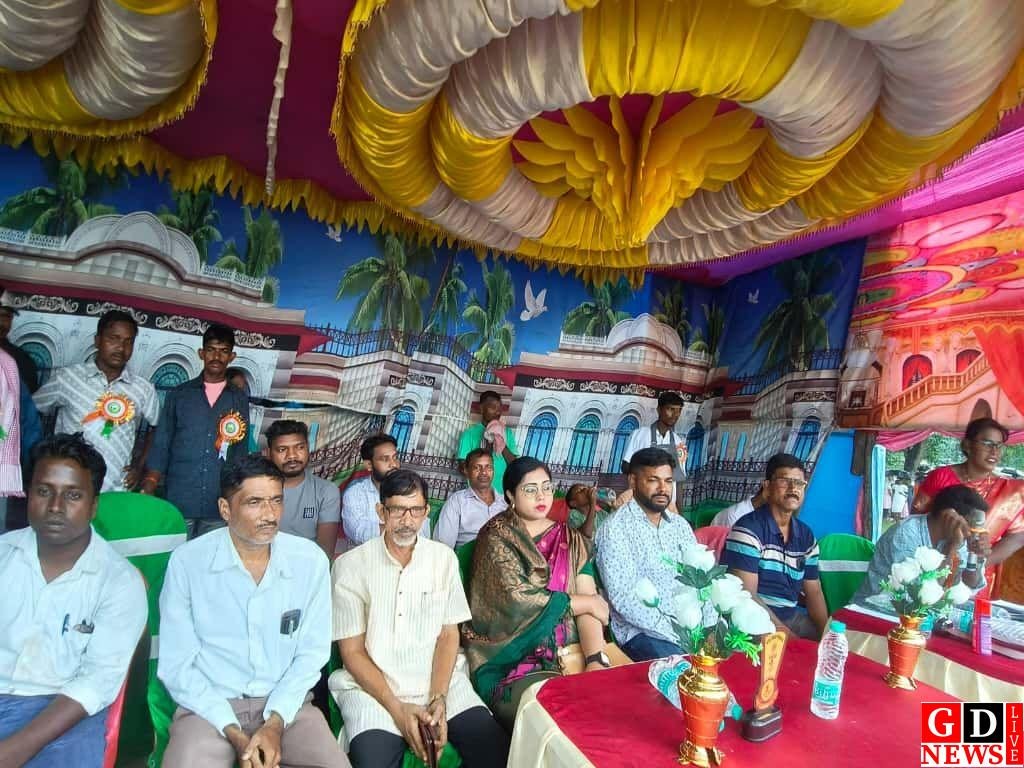 झामुमो केंद्रीय समिति सदस्य उपासना मरांडी ने फुटबॉल प्रतियोगिता का फाइनल मुकाबला किया उद्घाटन। 13 img 20251003 wa00108962359780729783935