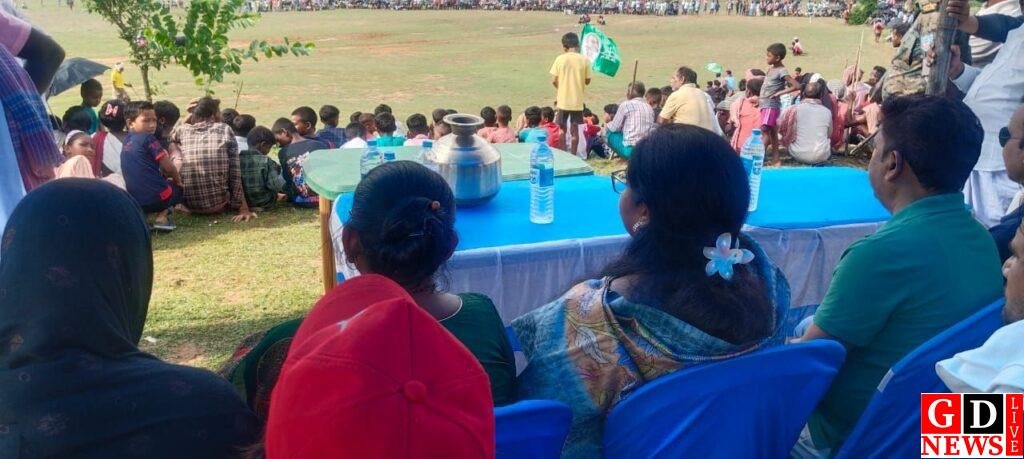 उपासना मरांडी ने भैसा लड़ाई में दिखाई उत्साहभरी भागीदारी, ग्रामीणों संग संस्कृति का जश्न। 13 img 20251005 wa00318830003757240860259