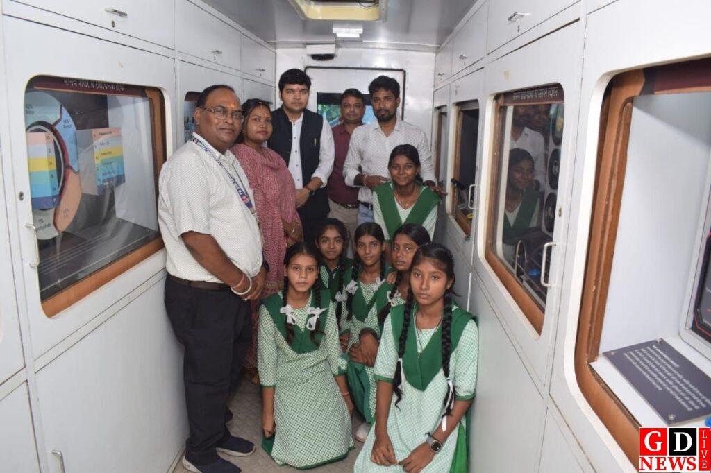 अबकी बार लक्ष्य झारखंड टॉपर बनने का — डीसी मनीष कुमार ने छात्रों को दी परीक्षा में सफलता की मंत्र। 13 img 20251006 wa00204370782631670035824