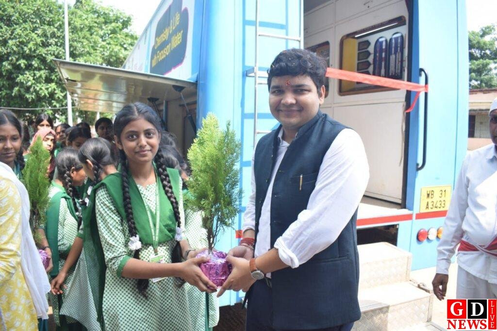 अबकी बार लक्ष्य झारखंड टॉपर बनने का — डीसी मनीष कुमार ने छात्रों को दी परीक्षा में सफलता की मंत्र। 14 img 20251006 wa00218917729277189742800