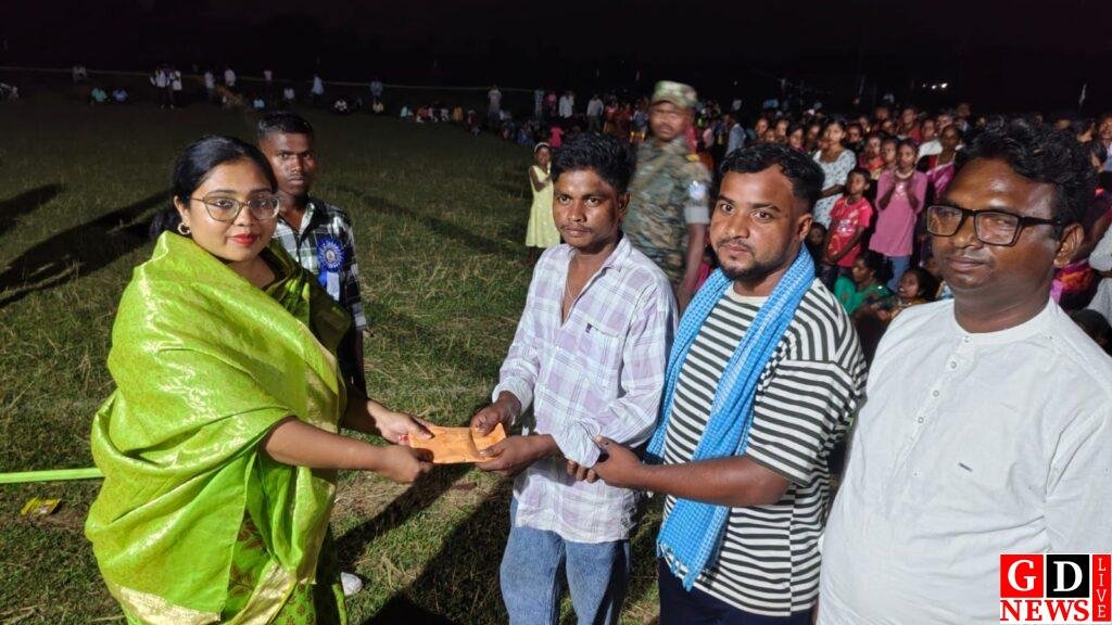 युवा नेत्री उपासना मरांडी ने किया फुटबॉल फाइनल मैच का उद्घाटन, खेलों में युवाओं को प्रोत्साहन देने का दिया संदेश। 13 img 20251007 wa00216851944615230614831