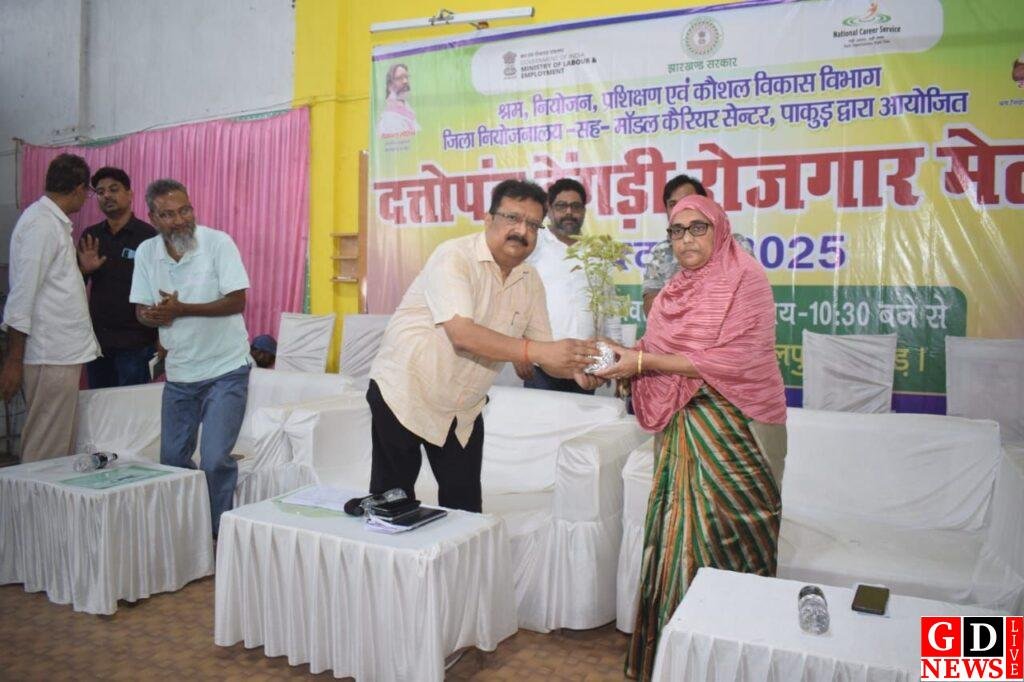 पाकुड़ में दत्तोपंत ठेंगड़ी रोजगार मेला, 329 युवाओं को नौकरी का अवसर 14 img 20251008 wa00182499411028930425178