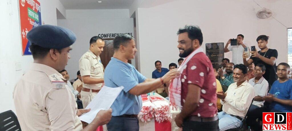 दुर्गा पूजा संपन्न होने के बाद एसडीपीओ ने की समीक्षा बैठक, बेहतर आयोजन पर कमिटी को किया सम्मानित। 13 img 20251008 wa00321752397049444358172