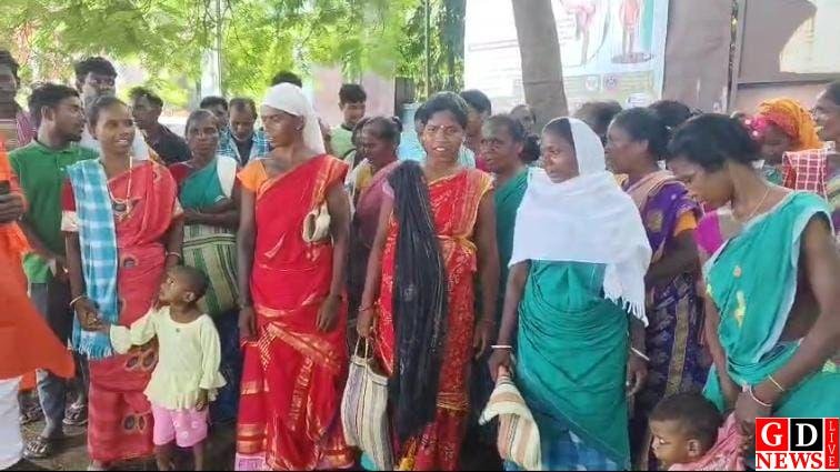10 माह से राशन नहीं मिलने पर फूटा आक्रोश, सैकड़ों लाभुक पहुंचे उपायुक्त कार्यालय। 13 img 20251009 wa00175924676770688838967