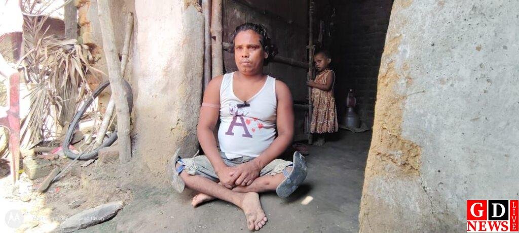 12 साल से इंतजार में दिव्यांग जियाउल मोमिन, न ट्राईसाइकिल मिली, न आवास योजना का लाभ। 14 img 20251011 wa00228762010227708563018