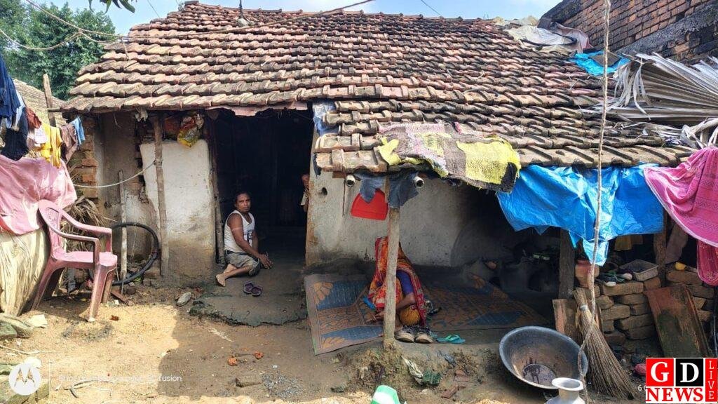 12 साल से इंतजार में दिव्यांग जियाउल मोमिन, न ट्राईसाइकिल मिली, न आवास योजना का लाभ। 13 img 20251011 wa00234266561851622811511