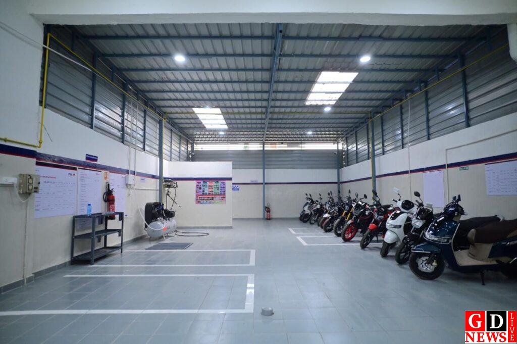 इस दिवाली हमारे TVS Showroom मे दोपहिया वाहन की खरीदारी पर पाए विशेष! सुनहरा! उपहार! 14 img 20251012 wa00411141001396086451661