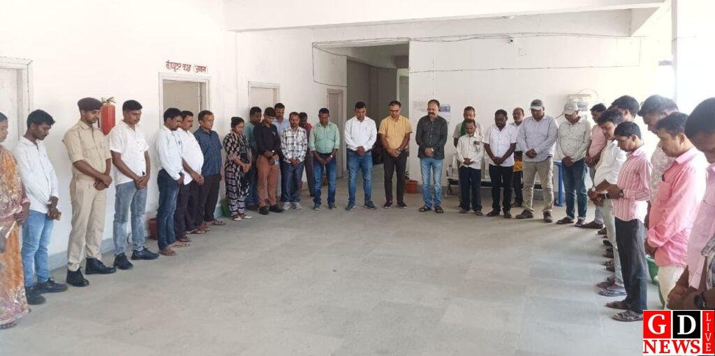 पंचायत सचिव दिनेश भंडारी के निधन पर समाहरणालय में शोक सभा, अधिकारियों ने दी श्रद्धांजलि। 13 img 20251013 wa00072982519656255858288