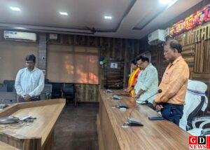 पंचायत सचिव दिनेश भंडारी के निधन पर समाहरणालय में शोक सभा, अधिकारियों ने दी श्रद्धांजलि। 14 img 20251013 wa00086312032194216469653