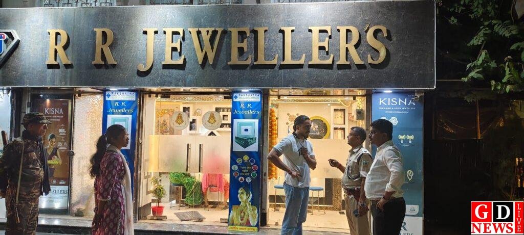 अंचलाधिकारी और थाना प्रभारी ने शहर के प्रतिष्ठानों का किया औचक निरीक्षण 13 img 20251016 wa00146984448553467192110