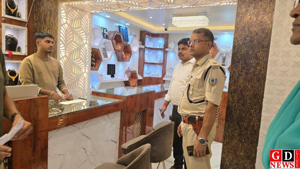 अंचलाधिकारी और थाना प्रभारी ने शहर के प्रतिष्ठानों का किया औचक निरीक्षण 14 img 20251016 wa00158557112169090884840