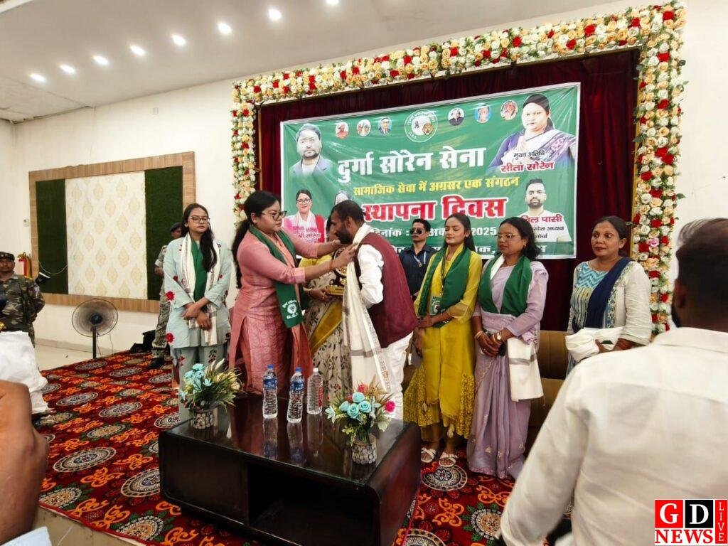 सीता सोरेन की नेतृत्व में गूंजा दुर्गा सोरेन सेना का स्थापना दिवस, पाकुड़ जिला इकाई को मिला विशेष सम्मान। 13 img 20251016 wa00242834045017720093080