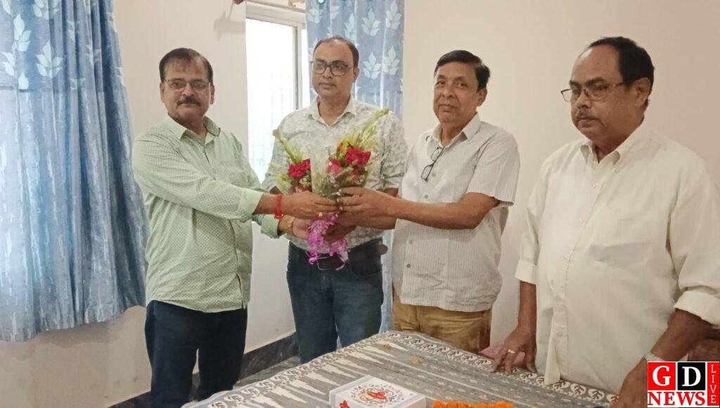 कांग्रेस महासचिव ने पाकुड़ में कुमार सरकार को जिला अध्यक्ष पद पर पुनः नियुक्ति पर दी बधाई 13 img 20251016 wa00318735517695114706307