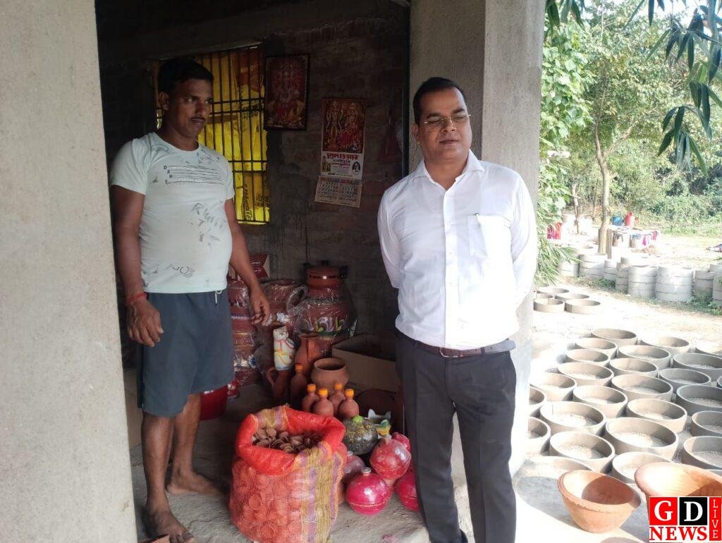 इस दिवाली जलाएं मिट्टी के दीए, छोड़ें चाइनीज चमक, स्थानीय रोजगार व पर्यावरण की रक्षा के लिए बीडीओ और सीओ की अपील। 14 img 20251017 wa00056373521203649916320