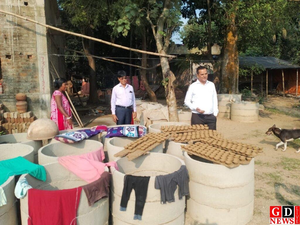 इस दिवाली जलाएं मिट्टी के दीए, छोड़ें चाइनीज चमक, स्थानीय रोजगार व पर्यावरण की रक्षा के लिए बीडीओ और सीओ की अपील। 13 img 20251017 wa00064262121237418325496