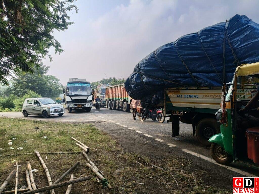तेज रफ्तार वाहन की चपेट में मवेशी की मौत, ग्रामीणों ने दो घंटे सड़क रखी जाम। 13 img 20251017 wa0014205377048081763112