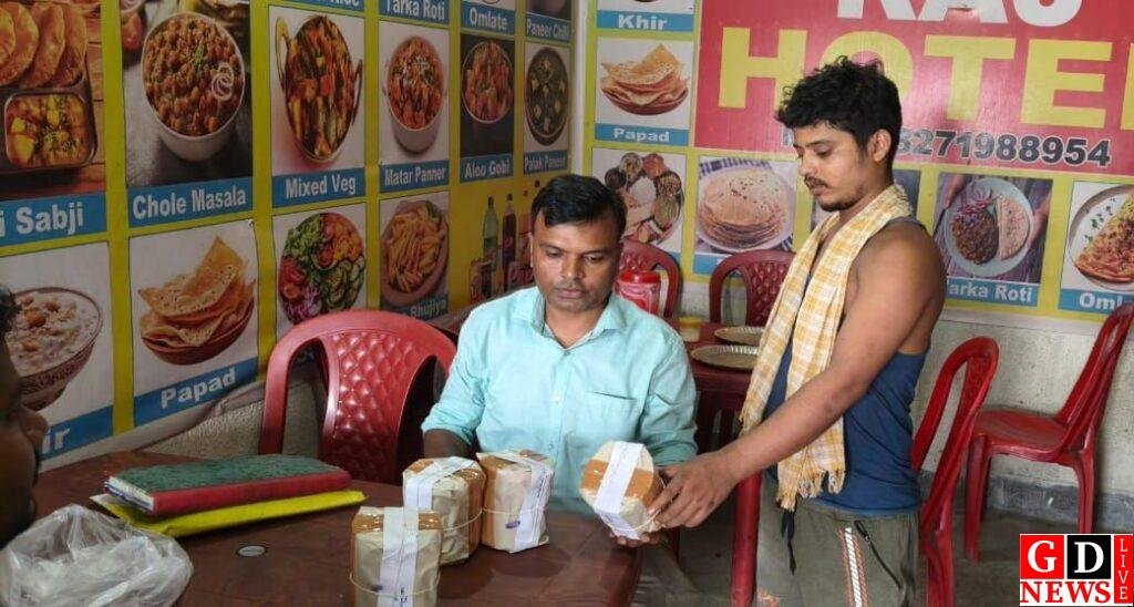 त्योहारों से पहले पाकुड़ में खाद्य सुरक्षा विभाग की कार्रवाई, कई दुकानों से एक्सपायर्ड खाद्य सामग्री नष्ट, लिए गए मिठाई के नमूने। 13 img 20251018 wa00055814854288537454624