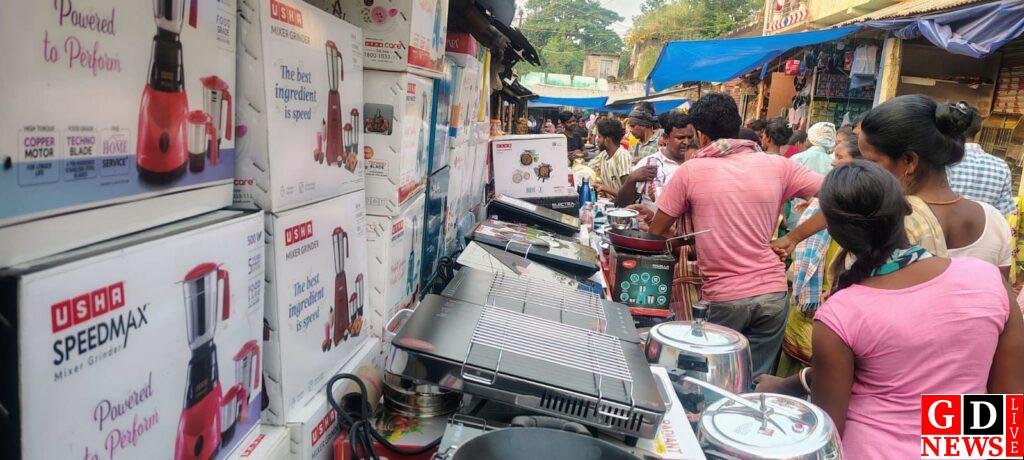 धनतेरस पर चमकी पाकुड़ की बाजारें — बर्तनों, प्रतिमाओं और दीयों की जबरदस्त खरीदारी, पुलिस रही मुस्तैद 13 img 20251018 wa00083815162806693915931